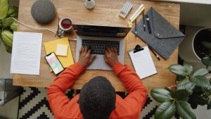 Viaggi e smart-working: come creare la stanza perfetta per lavorare?